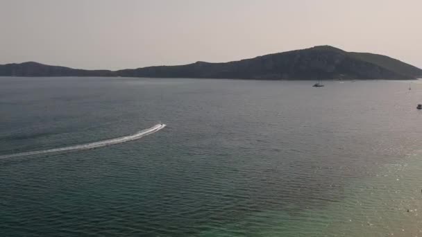 Vista aérea panorámica del naufragio en la playa de Divari, cerca de la bahía de Navarino, Gialova. Es una de las mejores playas de Europa mediterránea situada en Messinia, Grecia - Imágenes, Vídeo