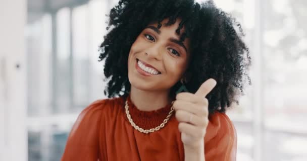 幸せ、オフィスと黒の女性は、ビジネスの達成のために親指アップ、目標の成功や絵文字の手のサイン。従業員のおめでとう、労働者と親指のフィードバックを持つアフリカのマネージャーの女の子の肖像画. - 映像、動画