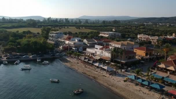 Vista aérea panorámica de la ciudad costera de Gialova en la bahía de Navarino. Es uno de los mejores lugares turísticos ubicados en Messenia, Grecia. - Metraje, vídeo