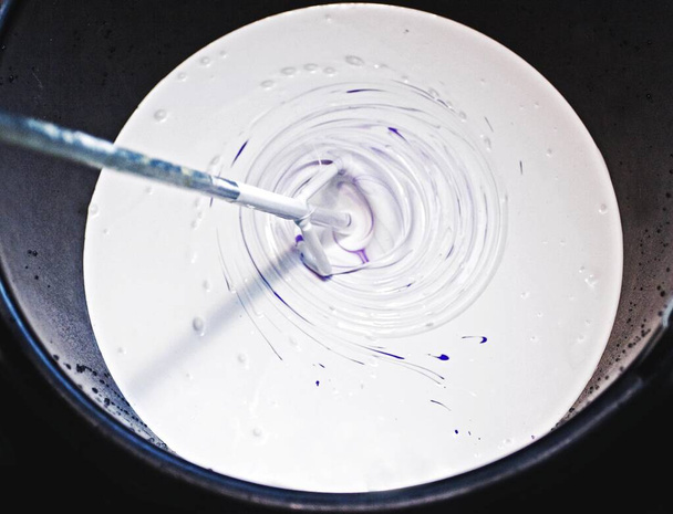 壁画のための紫色の顔料で白い塗料を攪拌 - 写真・画像