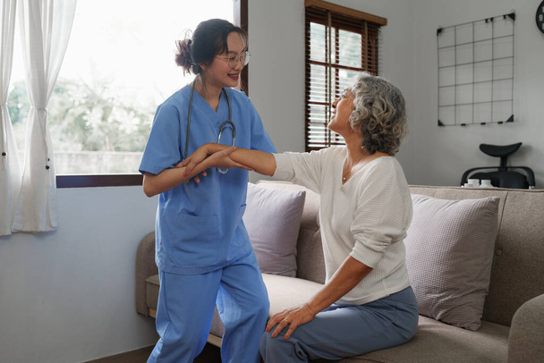Azjatycka młodzieńcza pielęgniarka opiekująca się pacjentami lub osobami starszymi w domu. pielęgniarstwo w domu koncepcja. - Zdjęcie, obraz