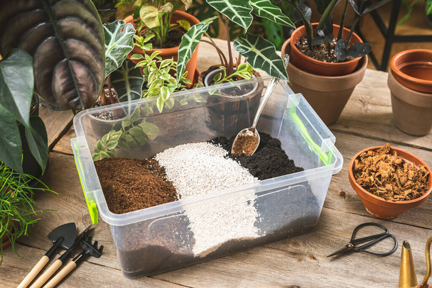 Plastic container with the soil mixing ingredients, peet moss, perlite, gardening soil, and coco husk chips. - Foto, imagen