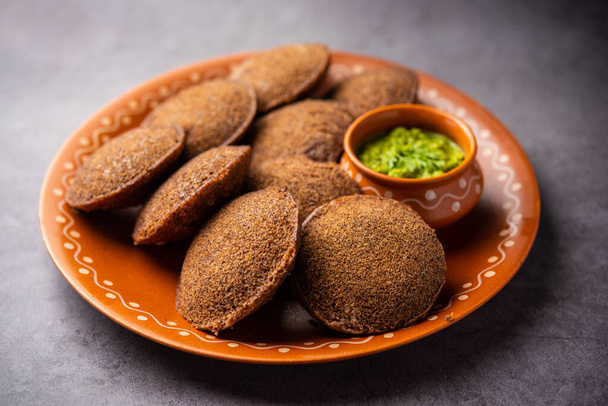 Foxtail Millet Idli Recipe is a healthier version of idli, made with foxtail millets and urad dal - Foto, Imagen