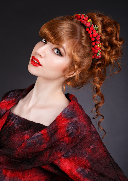 Сексуальна красива руда дівчина з довгим кучерявим волоссям і червоним платтям. Волохатий орнамент. червоні губи
. - Фото, зображення