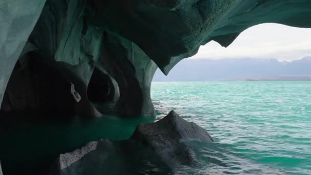 gita turistica in barca a motore alle grotte di marmo, capillas de marmol, al lago generale carrera lungo i carretera australi in Cile, Patagonia - Filmati, video