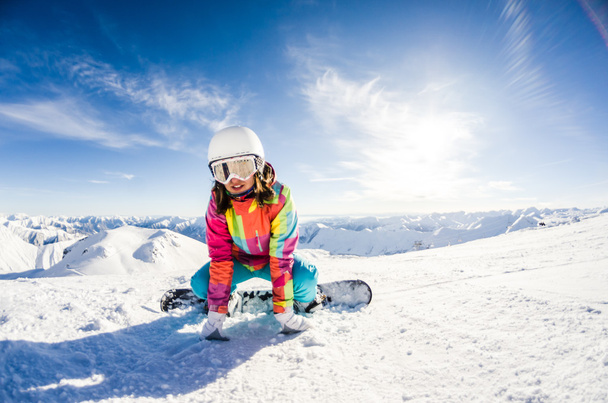 Snowboarder κορίτσι παίρνει κάποιο υπόλοιπο - Φωτογραφία, εικόνα