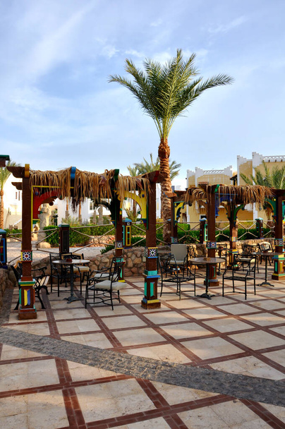 The colorful territory of the Egyptian hotel. Sharm El Sheikh - Foto, Imagen