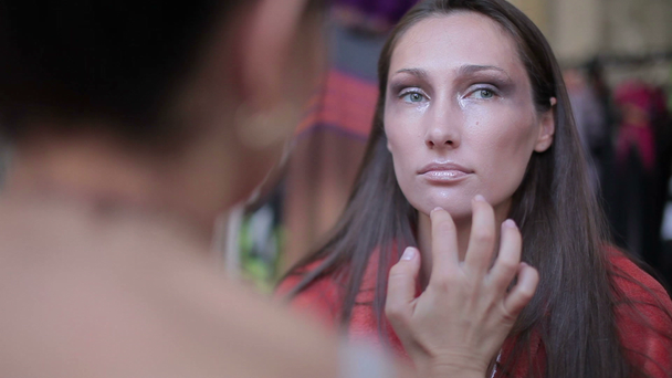 Visagiste maakt make-up voor model, professionele make-up artiest tinten van het model lippen, make-up, professionele make-up - Video
