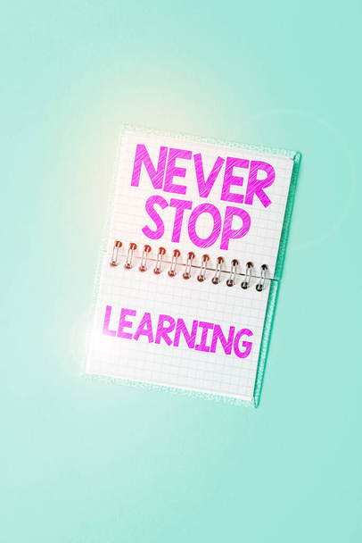 Tekst bijschrift presenteren Never Stop Learning, Business overview Doorgaan met het verbeteren en versterken van uw grenzen - Foto, afbeelding