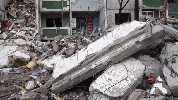Um edifício destruído após um ataque de foguete na cidade ucraniana de Chernihiv. Casa arruinada pelo bombardeio russo na cidade ucraniana Chernihiv. - Filmagem, Vídeo