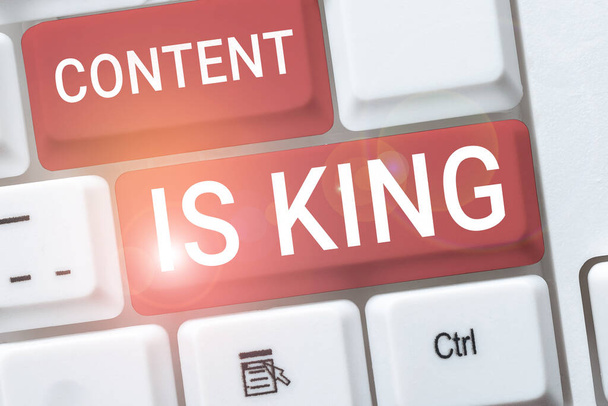 Scrittura visualizzazione del testo Content Is King, Business idea Il contenuto è il cuore delle strategie di marketing di oggi - Foto, immagini