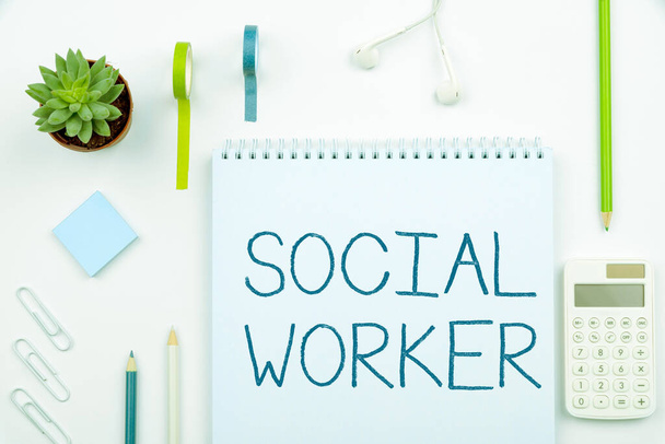 Tekstbord met sociaal werker, Woord voor hulp van staats mensen met onvoldoende of geen inkomen - Foto, afbeelding