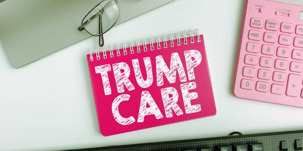 Hand writing sign Trump Care, έννοια έννοια αναφέρεται στην αντικατάσταση για προσιτή φροντίδα Act στις Ηνωμένες Πολιτείες - Φωτογραφία, εικόνα