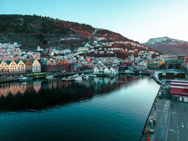 Tradycyjna architektura skandynawska. Stare miasto Bergen o wschodzie słońca. Bergen, Vestland, Norwegia. Lista światowego dziedzictwa UNESCO. - Zdjęcie, obraz