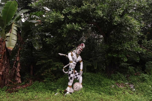 Panenka Hanuman, která zbyla z festivalu, který opustil její majitel na kraji lesa - Fotografie, Obrázek