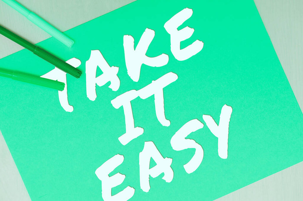 Text ukazující inspiraci Take It Easy, Business approach Buďte klidní Nebojte se o věci zůstat klidní a odpočívat - Fotografie, Obrázek