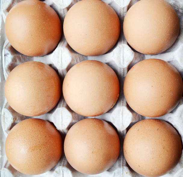 Braune Eier im Korb auf Holztisch - Foto, Bild