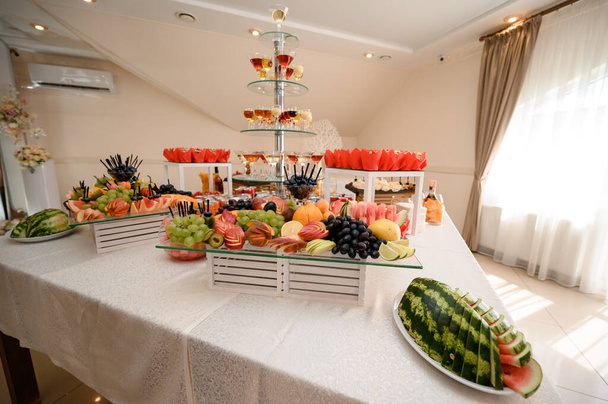 Conjunto de mesa festiva con alimentos y bebidas, platos de carne y verduras. - Foto, Imagen