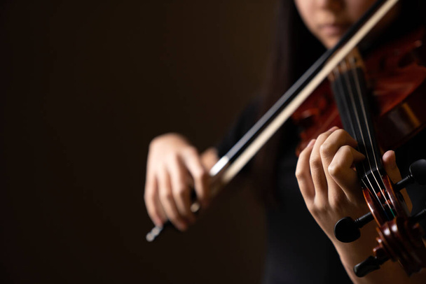 nastolatka dziewczyna wykonując skrzypce solo w czarny formalny strój - Zdjęcie, obraz