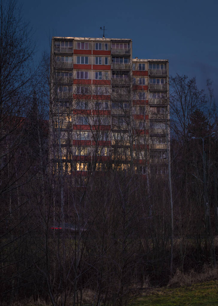 Blok mieszkalny w Libercu w zimowym niebieskim kolorze, świeży wieczór - Zdjęcie, obraz