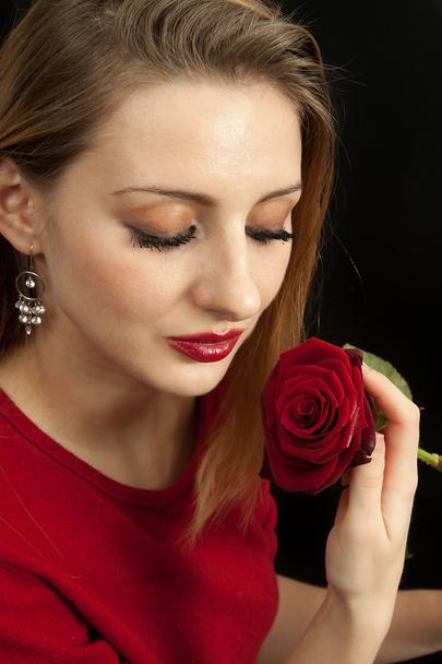 gyönyörű lány vörös rózsával - Fotó, kép