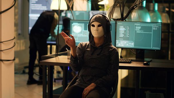 Mulher hacker com máscara anônima usando holograma para invadir a criptografia de firewall, conceito de hacking ilegal holográfico. Ladrão perigoso mascarado usando realidade aumentada para cortar o sistema. - Foto, Imagem