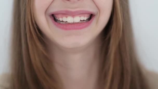 Видео медленного движения с улыбающейся маленькой девочкой с красивыми зубами - Кадры, видео