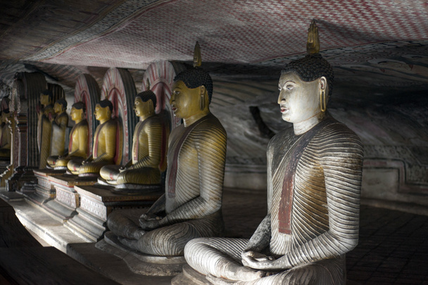 Статуи Будды в храме Дамбулла, Шри-Ланка
 - Фото, изображение