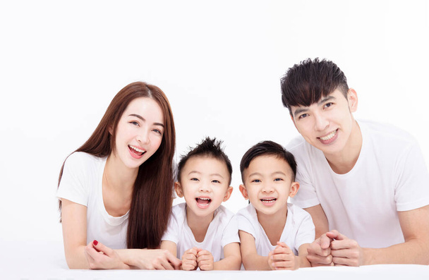 Aziatische en gelukkige familie geïsoleerd op witte achtergrond - Foto, afbeelding