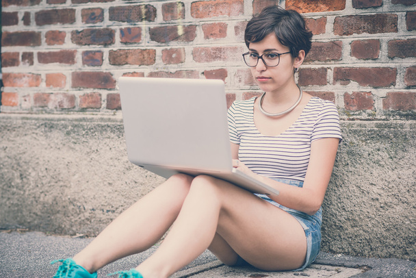 dizüstü bilgisayar kullanan genç hipster kadın - Fotoğraf, Görsel