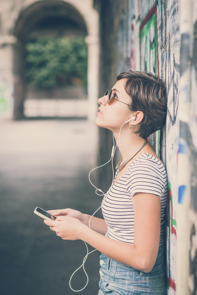 junge Hipsterfrau hört Musik - Foto, Bild