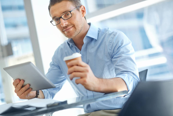 Investointimahdollisuuksien etsiminen verkosta. Kypsä liikemies käyttää hänen digitaalinen tabletti istuessaan pöydässä, kuppi kahvia valmis - Valokuva, kuva