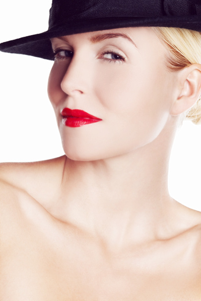 セクシーな雰囲気の中で彼女。帽子と赤い口紅を身に着けている若い女性の美しさのショット - 写真・画像