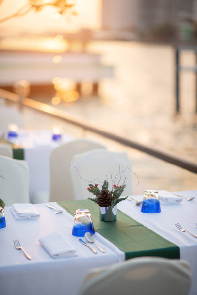 dekoracja stołu, jedzenie imprezowe, stół z kwiatem, część weselna - Zdjęcie, obraz