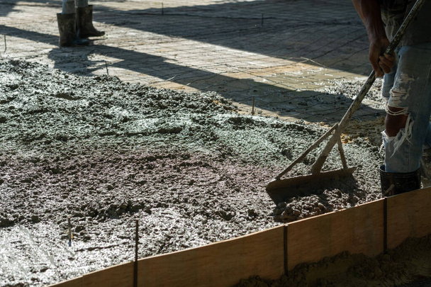 İşçiler beton ve teçhizat döküyor - Fotoğraf, Görsel
