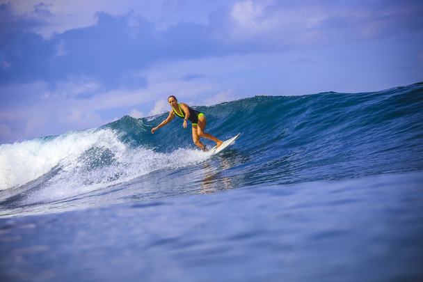 Surfer girl on Amazing Blue Wave - Foto, imagen