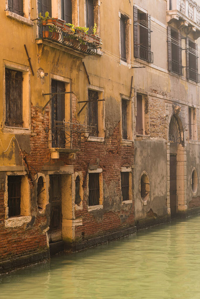 ヴェネツィア、イタリアの魅力的な運河と典型的な建築物の眺め - 写真・画像