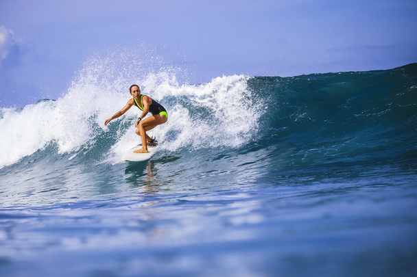 Surfer girl on Amazing Blue Wave - Foto, afbeelding