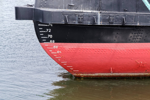 A hajóorron elhelyezett vízvonal-jelzések közelsége - Fotó, kép