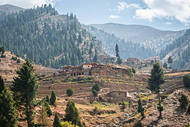 Casas de aldeia tradicionais na colina no norte do Paquistão - Foto, Imagem