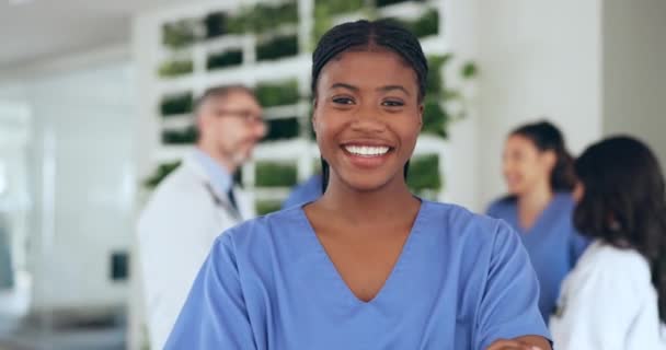 Zwarte vrouw, dokter en gezicht met glimlach, gezondheidszorg en ziekenhuispersoneel, medische beroeps- en ziektekostenverzekering. Geneeskunde, kliniek en gezondheidswerker in portret, gelukkig met succes en cardiologie - Video