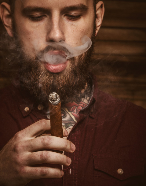 Brutal hombre tatuado con cigarro
 - Foto, imagen