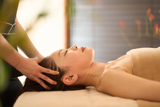 Mujer recibiendo masaje en la cabeza en el salón de belleza - Foto, Imagen