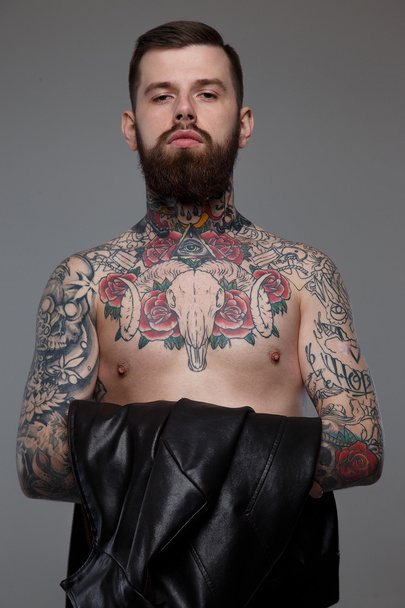 Голий татуйований чоловік з тростиною
 - Фото, зображення