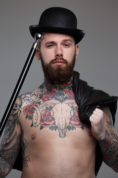Baston ile çıplak dövmeli erkek - Fotoğraf, Görsel