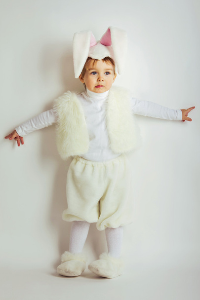 Schattig klein kind in een kostuum van het konijn  - Foto, afbeelding