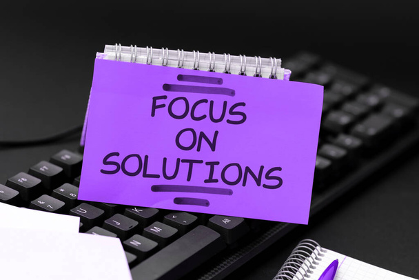 Writing displaying text Focus On Solutions, Business idea powerful practical way to achieve positive change - Foto, immagini