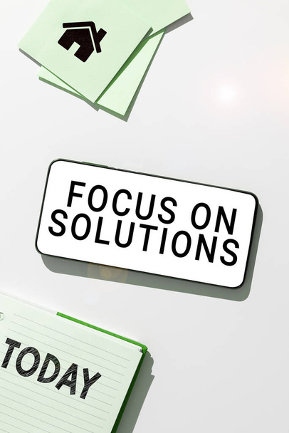Testo che mostra ispirazione Focus On Solutions, Concetto che significa potente modo pratico per ottenere un cambiamento positivo - Foto, immagini