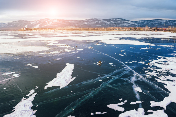 Belle glace sur le lac au coucher du soleil
 - Photo, image