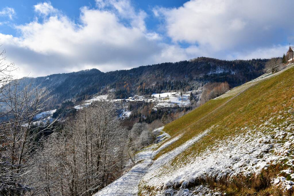 Slovenya 'nın Gorenjska kentindeki Bellow Jelovica platosuna kışın Jamnik köyü manzarası - Fotoğraf, Görsel